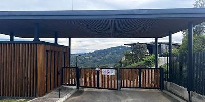 Lote en exclusiva parcelación y excelente ubicación ya que es un área tranquila, silenciosa, de gran valorización, a la vez cerca a supermercados, centros comerciales, restaurantes y fáciles vías de acceso. Lote de 2095m2 con hermosa vista panorámica, rodeado de naturaleza donde podrás construir la casa de tus sueños y disfrutar en familia. Aprovecha esta oportunidad y contáctanos para q conozcas esta gran Inversión.