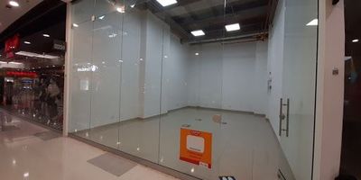 Centro Comercial con muy buena proyección, cerca a centros universitarios y de salud, estación del metro, con excelentes rutas de transporte publico, cuenta con salas de cine, zonas de juegos, gimnasio, plazoleta de comidas, Almacenes Éxito, local con cerramiento en vidrio templado, cerca a escalas eléctricas, pisos en porcelanato