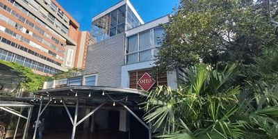 Local comercial en venta, iluminado con excelente vitrina y paso obligado del Conjunto Inmobiliario a la terraza de comidas, cómodas vías de acceso por la avenida el poblado y la avenida las vegas. Cuenta con un área construida de 43.20 mas área de de uso exclusivo para mesas de 24.25M2. Este Inmueble ideal para inversionista ya que a partir del mes de noviembre de 2024 inicia un nuevo periodo de arrendamiento con un canon de $6.000.000, mas IVA, mas la cuota de administración