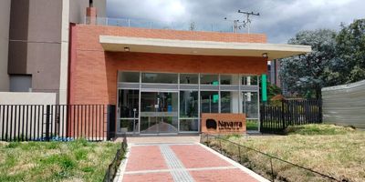 Descubre tu nuevo hogar en el corazón de la montaña. Este espectacular apartamento, situado en el piso 18, no solo ofrece una vista impresionante, sino también un estilo de vida lleno de confort y modernidad. Con dos habitaciones luminosas, cada rincón está diseñado para brindarte la tranquilidad y el espacio que mereces. Al entrar, serás recibido por una sala-comedor acogedora. La cocina semi integral abierta, con sus acabados modernos. Los pisos en madera laminada aportan un toque de calidez, haciendo de este espacio un verdadero hogar. El conjunto residencial en el que se encuentra este apartamento ofrece amenidades como, gimnasio,  salón social, parques comunales, salón de juegos y las oficinas coworking. Además, contarás con parqueadero de visitantes, lo que añade un nivel extra de comodidad para tus amigos y familiares. No pierdas la oportunidad de vivir en un lugar que combina naturaleza, confort y modernidad. Cod: 4297