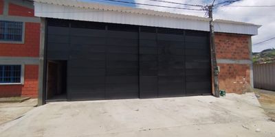 En arriendo excelente bodega en Dosquebradas, sector Vallarta. Area de 470m mas mezzanine de 24m, ideal para almacenamiento o uso industrial. Cuenta con voltaje 110 y 220, facil acceso vehicular y excelente ubicacion en zona estrategica. Espacios amplios, listos para operar. Contactame para mas informacion o agendar visita!