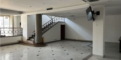 Alquilo local excelente ubicación Barrio San Fernando diagonal a la iglesia y a la calle 5, area 485 m2 en tres niveles así: primer nivel: recepción, amplio salón, dos oficinas, baños, depósito y archivo. Segundo piso: amplio salón, cocineta, cuarto técnico, archivo y baños. Tercer piso: sala de recibo, oficina principal con baño privado, dos depósitos, sala de reuniones, archivo y baño 
