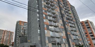 Apartamento para la venta ubicado en Villemar Fontibón, cuenta con dos alcobas,un baño, sala comedor, cocina integral tipo americana, caldera, zona de lavandería, pisos en madera laminada y cerámica, parqueadero descubierto independiente. Conjunto cerrado con salón comunal, gym,cancha de squash ,terraza bbq, zona para niños, parqueadero para visitantes, vigilancia  permanente.Ubicado cerca de centros comerciales como Hayuelos y con acceso a importantes vías como la Avenida 13, Avenida Esperanza y Avenida Cali. Cod: 4341