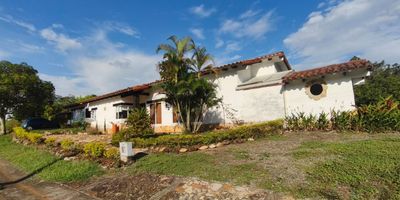 Codigo 18740. ¡Oportunidad única! Casa campestre en las majestuosas montañas de Jamundí, ahora con precio reducido. Ubicada en un exclusivo condominio que ofrece una excelente zona social con canchas, capilla y salón de eventos. Esta hermosa casa de un solo piso, con diseño funcional y elegante, brinda la posibilidad de ampliación y personalización de nuevos espacios. Disfruta de más de 4.000 m² de zona verde privada, donde puedes crear tu propio sendero ecológico y vivir rodeado de naturaleza. Todo esto, con la tranquilidad y seguridad que ofrece un condominio vigilado y el encanto de un clima ideal. ¡Es tu refugio soñado, listo para habitar!