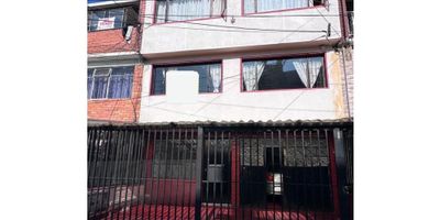 En una de las zonas con mejor ubicación en la ciudad de Bogotá, se encuentra esta casa con 3 pisos y un apartamento por piso ubicada en el barrio Bonanza de Bogotá D.C. Su ubicación privilegiada ofrece una tranquilidad inigualable, rodeada de zonas verdes, centros comercial y con acceso a importantes vías de la ciudad.

Con una amplia área de terreno de 130 M2 y una construcción de 260 M2, esta casa cuenta con un diseño funcional, distribuido en 9 alcobas (3 por apartamento) y 6 baños (2 por apartamento), ideales para una familia numerosa o para inversión con el fin de generar renta.

Su distribución interior incluye características que hacen de esta casa una opción atractiva y cómoda para vivir.

Cuenta con cocinas equipadas amplias en 2 apartamentos y 1 cocina integral en el último piso con una amplia despensa, ofrece todo lo necesario para preparar deliciosas comidas y cuenta con un calentador en el último piso para garantizar agua caliente en todo momento. En la zona de lavandería se encuentra un espacio dispuesto para el lavado y el secado de ropa, y un hall de alcobas.

En cuanto a las características externas, esta casa cuenta con acceso pavimentado y una ubicación cercana a centros comerciales como son el Centro Comercial Titan Plaza y Portal 80, colegios y universidades, lo que facilita las actividades diarias. Además, ofrece dos garajes para el estacionamiento de vehículos y un patio bastante amplio cubierto.

En un entorno tranquilo y seguro, esta casa permite el ingreso de mascotas, lo que la convierte en una excelente opción para familias con mascotas. Además, su cercanía al transporte público y su ubicación en una zona residencial con gran variedad de parques cerca con canchas de baloncesto, fútbol y amplias zonas verdes, brindan comodidad y diversión para todos los miembros de la familia.

En resumen, esta amplia casa en Bogotá D.C. ofrece una excelente oportunidad de vivienda e inversión para arrendamiento con sus