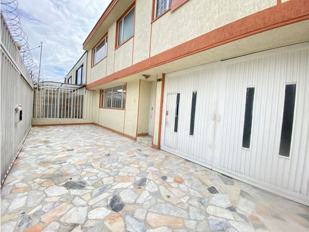 Casa en venta en Normandía, Bogotá · foto 2 de 20