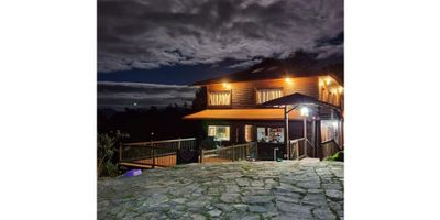 Esta hermosa casa campestre se encuentra en venta en la exclusiva ciudad de Bogotá D.C. Ubicada en un extenso terreno de 15040 M2, ofrece una privacidad única y una conexión inigualable con la naturaleza. Con una amplia área privada de 15040 M2, esta propiedad cuenta con todas las comodidades necesarias para una vida de tranquilidad, lujo y entorno natural.

Con un diseño arquitectónico moderno y elegante, esta casa campestre cuenta con 4 habitaciones y 5 baños, distribuidos estratégicamente para brindar un espacio cómodo y funcional. Además, es ideal para aquellos que tienen mascotas por su ampio espacio abiertos.

Sus características internas son de alto nivel y brindan una experiencia de vida inigualable. Entre ellas, se destacan su amplio balcón con una vista impresionante, baño auxiliar para mayor comodidad de los invitados, y baño en la habitación principal para una mayor privacidad. También cuenta con una hermosa chimenea para las frías noches de Bogotá y clósets espaciosos para un almacenamiento eficiente. Además, ofrece una habitación de servicio y una cómoda zona de lavandería.

Pero sin duda, uno de los mayores atractivos de esta casa campestre son sus características externas. Ubicada en una urbanización cerrada y con acceso pavimentado, permite disfrutar de la tranquilidad y seguridad de un entorno privado. Además, cuenta con Árboles y bosques nativos que enriquecen el contacto con la naturaleza y crean un ambiente natural incomparable. Para aquellos que disfrutan del deporte al aire libre, esta propiedad cuenta con una cancha de fútbol en perfecto estado y una hermosa vista a las montañas que rodean el lugar.

No pierdas la oportunidad de vivir en la casa de tus sueños en un entorno natural sin igual. ¡Contáctanos hoy mismo y haz de esta casa campestre tu hogar en Bogotá.
