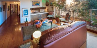 Ubicado en la prestigiosa y cosmopolita ciudad de Bogotá D.C., en el departamento de Cundinamarca, se encuentra este magnífico pent house disponible para la venta. Con una impresionante área de terreno de 235 M2 y una cómoda área construida de 200 M2, este inmueble es sin duda una opción ideal para aquellos que buscan un hogar amplio y lujoso en una de las zonas más deseadas de Colombia.

En su interior, cuenta con 3 amplias alcobas, un amplio estudio y 4 modernos baños que brindan privacidad y confort a sus habitantes. Además, posee 2 plazas de garaje, lo que garantiza una absoluta comodidad a la hora de estacionar los vehículos. Un plus de de este apartamento es que la entrada del ascensor es diecta al apartamento para mayor privacidad.

Este pent house es perfecto para aquellos que tienen mascotas, ya que su diseño moderno y amplio permite la libre circulación de estos seres queridos en su interior. Asimismo, cuenta con armarios empotrados que aprovechan al máximo el espacio y ofrecen una sensación de orden y pulcritud en cada rincón de la propiedad.

Su balcón privado es el lugar ideal para disfrutar de las vistas panorámicas de la ciudad mientras se relaja con una taza de café o comparte un momento agradable con amigos y familiares. Además, cuenta con un baño auxiliar que brinda comodidad y conveniencia a sus habitantes.

Los amantes de la lectura o aquellos que trabajan desde casa encontrarán en esta propiedad un biblioteca/estudio perfectamente adecuado para sus necesidades. También cuenta con calentador, citófono/intercomunicador, clósets y cocina integral, lo que permite disfrutar de todas las comodidades modernas en un solo lugar.

Sus detalles de lujo también incluyen una doble ventana que aísla el ruido y mantiene una temperatura agradable en el interior, habitación de servicio, hall de alcobas, pisos de cerámica/mármol y piso laminado en madera, para una sensación de calidez y elegancia en cada rincón.

En su entorno exte