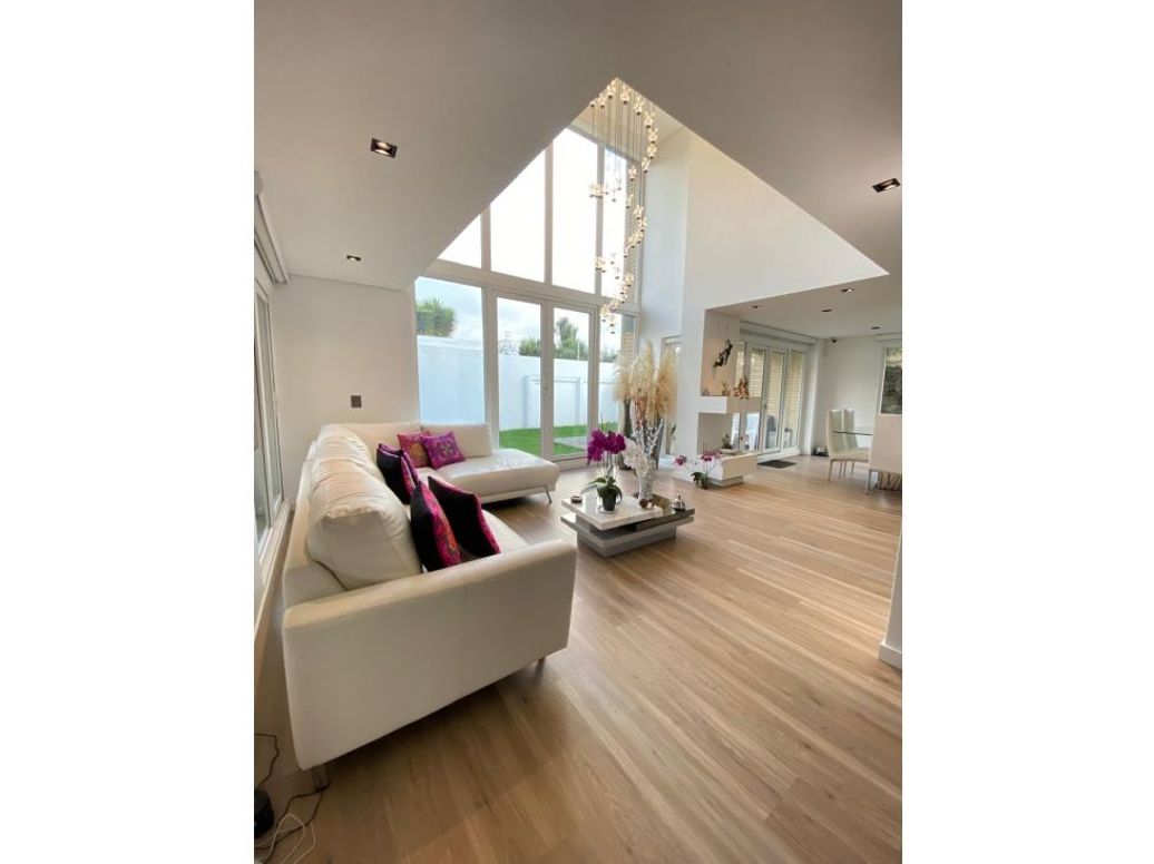 Casa de 6 alcobas en venta en San José De Bavaria, Bogotá, 300 m² · foto 2 de 20