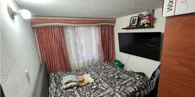 Este hermoso apartamento en Bogotá D.C., Cundinamarca es una excelente oportunidad para adquirir una vivienda cómoda y acogedora en una de las ciudades más importantes de Colombia. Con una ubicación privilegiada, este inmueble te ofrece un estilo de vida tranquilo y práctico, rodeado de complejos deportivos, centros comerciales, colegios y universidades.

Con una amplia área construida de 54 M2, este apartamento cuenta con un diseño moderno y funcional que te permitirá disfrutar de cada espacio al máximo. En su interior, podrás encontrar 3 alcobas perfectamente distribuidas, para que puedas tener privacidad y comodidad en cada habitación.

Además, este inmueble cuenta con 2 baños completos, uno de ellos en la habitación principal, lo que te brinda privacidad y comodidad para ti y tu familia. También cuenta con un baño auxiliar, ideal para las visitas y para evitar contratiempos en las mañanas.

Este apartamento es perfecto para aquellos que tienen mascotas, ya que admite la presencia de ellas en el hogar. Tendrás la tranquilidad de saber que tu mascota podrá ser parte de tu vida en este maravilloso lugar.

Una de las grandes ventajas de este apartamento es que cuenta con armarios empotrados en todas las alcobas, brindándote un espacio adicional para almacenar tus pertenencias y mantener una organización óptima en tu hogar.

Otra de las comodidades que ofrece este inmueble es su baño en la habitación principal, perfecto para que tengas privacidad y comodidad al momento de hacer uso de él. Además, cuenta con calentador para que siempre tengas agua caliente en cualquier época del año.

El apartamento también cuenta con citófono/intercomunicador, para que puedas comunicarte de forma fácil y segura con tus visitas. Su cocina integral te permitirá disfrutar de tus habilidades culinarias, mientras que su conexión de gas domiciliario te brinda una cocina totalmente equipada.

Por último, su amplio hall de alcobas te dará la bienvenida a un