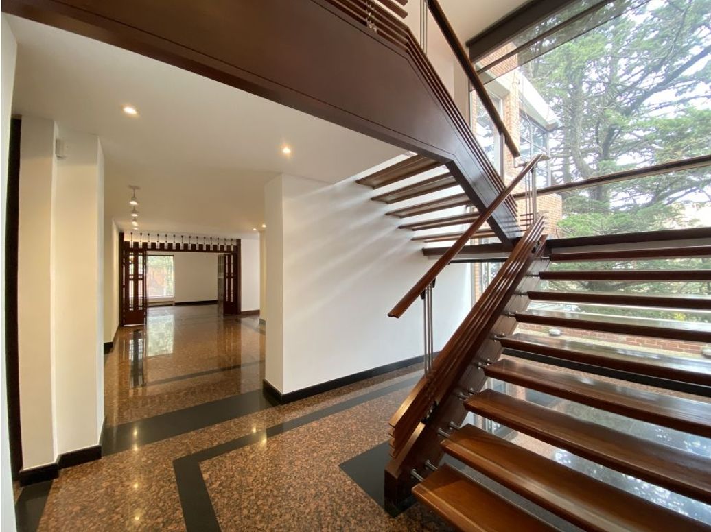 Casa de 4 alcobas en venta en Los Rosales, Bogotá, 525 m² · foto 2 de 20