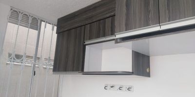 Encantador apartamento ubicado en la tranquila ciudad de Soacha, en el departamento de Cundinamarca. Una excelente oportunidad para vivir en un ambiente acogedor y lleno de comodidades. Este inmueble cuenta con un área privada de 57 M2 distribuidos en 3 amplias alcobas ideales para acomodar a toda tu familia y dos baños que les brindarán la privacidad que necesitan.

Este apartamento posee todas las características internas para hacer de tu vida una experiencia única. En primer lugar, es amigable con tus mascotas, así que no tendrás que preocuparte por dejarlas atrás. Además, cuenta con un baño auxiliar para visitas y un baño en la habitación principal, lo cual es ideal para una mayor comodidad. Su hermosa cocina integral te permitirá darle rienda suelta a tu creatividad culinaria sin preocuparte por la instalación del gas domiciliario. Y no podemos pasar por alto su hall de alcobas, su piso de cerámica/mármol y su espectacular vista panorámica.

Pero eso no es todo, este maravilloso apartamento también cuenta con características externas que harán que sea tu hogar ideal. Su acceso pavimentado te dará tranquilidad al transitar por sus alrededores. Además, podrás disfrutar de agradables momentos en su moderna área social y su ascensor te garantizará un fácil acceso a tu hogar. La seguridad no será un problema gracias al circuito cerrado de TV y a la vigilancia permanente. Y si tienes hijos en edad escolar, no tendrás que preocuparte por su educación ya que encontrarás colegios y universidades cercanos.

Otros beneficios que ofrece esta propiedad son el parqueadero para tus visitantes, la portería/recepción para atenderte en todo momento, un amplio y cómodo salón comunal y la cercanía del transporte público. Todo ello ubicado en una urbanización cerrada en una zona residencial de gran prestigio.

En definitiva, este apartamento en Soacha es lo que estabas buscando, una opción perfecta para ti y tu familia. No esperes más para ser