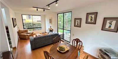 Ubicada en una de las zonas más exclusivas de Bogotá D.C., en el departamento de Cundinamarca, se encuentra esta hermosa casa lista para ser tuya. Con una amplia área de terreno de 300 M2 y 150 M2 de construcción, esta propiedad te ofrece todo lo que necesitas para disfrutar de un estilo de vida cómodo y lujoso.

Al ingresar a la casa, te sorprenderás con su luminosos y moderno diseño, que destaca por su combinación de líneas rectas y materiales de alta calidad. Sus 3 habitaciones y 3 baños te brindan un amplio espacio para acomodar a toda tu familia, y su distribución te permite disfrutar de una sensación de amplitud en cada uno de sus espacios.

Además, para tu comodidad, la casa cuenta con características internas que seguramente te encantarán, ya que admite mascotas y posee un balcón para disfrutar de la vista y respirar aire fresco. También cuenta con un baño auxiliar y otro en la habitación principal para mayor privacidad, una biblioteca/estudio donde podrás trabajar cómodamente, clósets amplios, cocina integral equipada, calentador, depósito para almacenar tus pertenencias y gas domiciliario para tu mayor comodidad.

No solo su interior es espectacular, ya que esta casa también cuenta con características externas que te dejarán sin aliento. El acceso pavimentado te permite llegar fácilmente a la propiedad, mientras que el área social se convierte en el lugar perfecto para compartir con tu familia y amigos. Además, cuenta con circuito cerrado de televisión para tu seguridad, garaje para 2 vehículos, una terraza ideal para disfrutar de una tarde de descanso, zonas deportivas para mantener un estilo de vida activo, zonas verdes para un contacto directo con la naturaleza, club house para eventos y reuniones, y una garita de entrada para mayor seguridad. También puedes mantener un estilo de vida saludable gracias al gimnasio completamente equipado que hará que tu rutina de ejercicio sea una experiencia única.

No pierdas la oportu