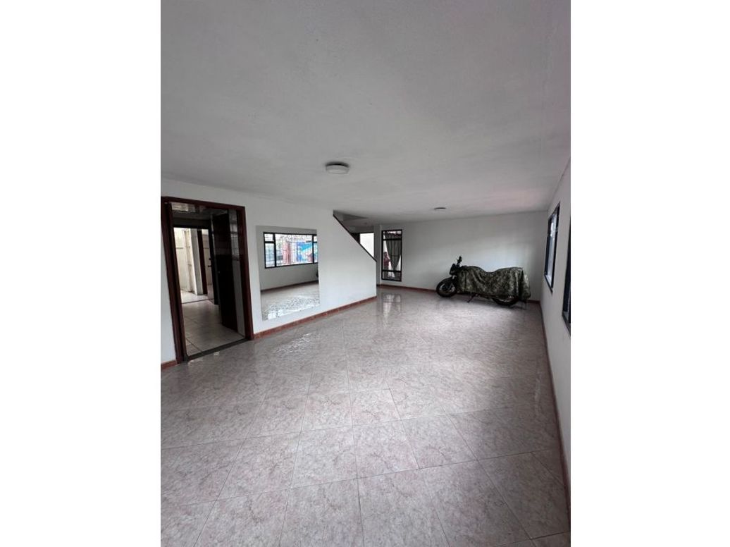 Casa en venta en Normandía, Bogotá · foto 2 de 19