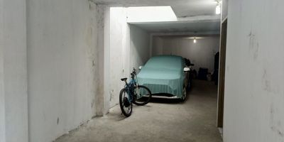 Local comercial independiente en arriendo  y venta ubicado en un sector muy central, con fácil acceso y salida a vías principales, rutas de transporte público, cerca a restaurantes, supermercados, parques y servicios complementarios del sector. Cuenta con piso en cemento, 1 espacio, baño privado, techo en cielo raso, energía básica y baños comunales.Inmuebles sujetos a verificación de disponibilidad