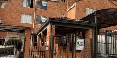 Te presentamos esta hermosa casa ubicada en el privilegiado barrio Ditaires de Itagüí, unidad Portal de las Flores, con acceso a todo lo que necesitas.Sus 200m2 están divididos de manera inteligente, ofreciendo 4 amplias alcobas con closet para que toda la familia tenga su espacio. Sus 3 baños son la máxima comodidad. Su amplia y luminosa cocina integral, con electrodomésticos, El comedor y la acogedora sala, con su balcón y mirador, son el lugar ideal para compartir en familia o recibir visitas. Cuenta con zona de lavandería y tendedero, juegos para los más pequeños y amplio parqueadero para visitantes. Ubicada en una zona privilegiada, con colegios y centros comerciales a pocos minutos, así como fácil acceso al transporte público. ¡Disfruta de la tranquilidad de la casa y de todo lo que la ciudad puede ofrecerte! Es una oportunidad única, no dejes pasarla.