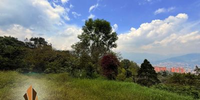 Lote en venta en Loma del Escobero,  Envigado.
Imagina tu vida rodeada de naturaleza, para explorar los sentidos y disfrutar el presente. Este lote de 1.428 m² te ofrece el privilegio de vivir con aire puro, sonidos ecológicos y un entorno natural. Forma parte de 71 lotes diseñados para una vida en comunidad, con doble acceso y 65.000 m² de bosques y quebradas. Conéctate con tu alma en espacios pensados para sorprenderte: parques naturales, puentes colgantes y columpios campestres. Disfruta hamacas, salón Co-Living y avistamiento de aves. Libera tu ser junto a la zona de fogatas, decks de yoga, senderos y miradores. Vive atardeceres y silencio a solo 3 minutos de Vía Las Palmas. Exclusividad, confort y bienestar en medio de la naturaleza. ¡Haz tu sueño realidad!