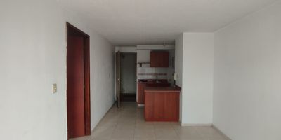 Apartaestudio en arriendo en Pinares ubicado en unidad cerrada, cerca a supermercados de cadena,rutas de transporte público y servicios complementarios de la zona. Cuenta con salacomedor, pisos en cerámica, una habitación, un baño, cocina integral en mesón de granito, zona de ropas, estufa y calentador a gas. La unidad posee de un parqueadero cubierto, ascensor, parques infantiles y zonas verdes. Además cuenta con circuito cerrado de tv, vigilancia y portería ofreciendo seguridad y comodidad las 24 horas del día. Inmuebles sujetos a verificación de disponibilidad. Arriendo Pinares Pereira