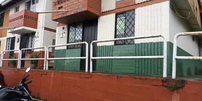 Casa en la unidad Dulazar, Ubicado en San Antonio de prado Medellín, este acogedor apartamento de 60m2 es el lugar perfecto para aquellos que buscan escapar de la agitación de la ciudad sin renunciar a sus comodidades.  Con 3 amplias alcobas que invitan al descanso y renovación de energías, un baño completo y 2 amplios closets para guardar todas tus pertenencias, este apartamento tiene todo lo necesario para que te sientas como en casa. Su cocina semi-integral abierta a la sala-comedor es ideal para pasar tardes en familia o con amigos preparando deliciosos platos. Disfruta de la brisa y las vistas desde su balcón, el rincón perfecto para iniciar o finalizar el día. cuenta con apartaestudio independiente a la propiedad, los servicios son compartidos. NOTA_: PAGO DE CONTADONo dejes pasar esta oportunidad de tener tu propio oasis en la ciudad. ¡Este apartamento en San Antonio de Prado es tu lugar feliz en Medellín!