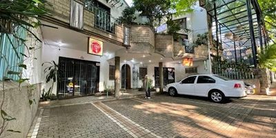 Local en segundo piso, ubicado en el Barrio Provenza, en la conocida Calle Primavera, en segundo piso, con acabados de muy buen gusto. Esta oficina está dividida en 3 espacios, más balcón, 1 cocina, 1 baño y un cuarto útil. El arriendo es más IVA y más cuota de mantenimiento por valor $330.000