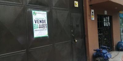 ¡INVIERTA EN EL FUTURO! GRAN OPORTUNIDAD EN BODEGA DE 135M2 ¿Está buscando espacio para ampliar su negocio o iniciar un nuevo emprendimiento? ¡No busque más! Presentamos esta increíble bodega ubicada en el dinámico barrio Indoamérica de Itagüí. Con APROXIMADAMENTE 135m2, TIENE 9 METROS DE FRENTE POR 15 METROS DE FONDO Y 5 METROS DE ALTURA, este local ofrece amplio espacio para almacenamiento, producción, oficinas y más. tendrá todo lo necesario cerca para el éxito de su empresa. Contiguo a importantes centros comerciales y con colegios a pocas cuadras, es ideal para familias. Además, el transporte público y la vía principal de la zona están a solo minutos, facilitando el flujo de clientes, proveedores y empleados. ¡No deje pasar esta oportunidad de invertir en una zona en constante crecimiento y consolidación! Contacte ahora mismo para agendar una visita a este espacio con futuro.PUEDE CONSTRUIR REALIZANDO TODOS LOS TRAMITES PERTINENTES. PRECIO NEGOCIABLE, INCLUSO SE PUEDE NEGOCIAR A P