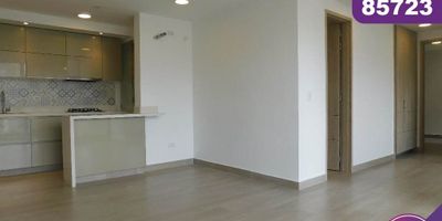 Hermoso apto para  en arriendo ubicado en el sector del Centro Comercial  Buenavista al norte de la Ciudad de Barranquilla, de fácil acceso y transporte, cerca de grandes parques, almacenes de cadena, hoteles, colegios y universidades. El apto cuenta con 72 m2, sala comedor con un amplio ventanal que le da una excelente iluminación natural y buena vista, cocina integral con pantry y despensa, area de labores, estudio, closet de lino, 2 alcobas con closet, 1 vestier, baño privado y aire acondicionado en la alcoba principal, 1 baño auxiliar y 1 garaje privado. El conjunto tiene acogedoras zonas sociales y recreativas, lobby, planta eléctrica, piscinas, salón social, parque infantil, gym, terraza social con bbq y zonas verdes.