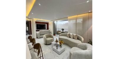 VENTA DE APARTAMENTO DE LUJO EN BOSQUES DE BOCHALEMA CALI SUR 9091406

Este moderno apartamento cuenta con 94 metros cuadrados, distribuidos en sala comedor, dos habitaciones y un amplia zona de estudio, la habitación principal  con baño privado y Vestier, cocina americana, tres baños, zona de oficios independiente, amplio balcón, con toldo, los acabados de lujo con piso en porcelanato, incluyen diseño de televisión, espejos y descolgados con diseño de luces cálidas y frías, armarios empotrados, panel japones , black out y enrollables que estan incluidos en el precio y aire acondicionado,además de toques de elegancia que conseguirán darle a su hogar un estilo único. Sus áreas externas se destacan por contar con un área social con barbacoa, amplia piscina para adultos y niños, cancha múltiple, salón social, parqueadero de visitantes, parqueadero en sotano propio `para dos vehículos. Este apartamento es ideal para ti!! CONTACTACTANOS para agendar visita
