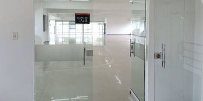 Capri, Plaza 80, local de 571 m2, segundo piso, amplios espacios, areas libres, zona de cafeteria, cocineta , terraza, baño de mujeres y aparte baño de hombres, excelente ubicacion contactanos 3206654842 - 3105398722