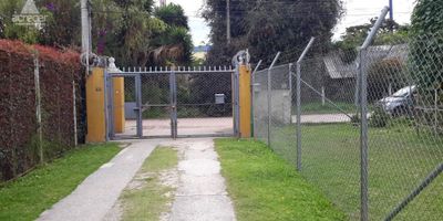 Excelente Casa ideal para inversionista, barrio Santa Lucia, variante chia cota, cerca a Parmalat, casa independiente de 3 pisos, cada piso tiene un apartamento totalmente independiente de 83m aproximadamente, servicios independientes, se encuentran arrendados, primer piso apartamento de 2 alcobas, 2 banos, sala comedor, cocina integral abierta con zona de ropas y patio, segundo piso apartamento de 2 alcobas, 2 banos, sala comedor, cocina integral abierta con zona de ropas, tercer piso apartamento de 2 alcobas, 2 banos, 1 bano con jacuzzi, sala comedor, cocina integral abierta con zona de ropas, tanque de reserva, parqueadero descubierto,  