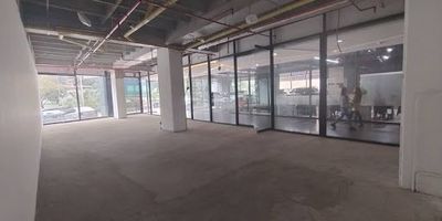 Local comercial en arriendo en Medellín, ubicado en el barrio Villa Carlota. Este espacio de 143.97 m² cuenta con 1 baño y 3 parqueaderos. Con 7 años de antigüedad, el inmueble ofrece vigilancia. Es una oportunidad para inversionistas que buscan un paquete de oficinas y local comercial en arriendo en la zona. Su estrato es 6. El canon de arriendo es de $20,000,000. Para conocer más sobre este local en arriendo en Villa Carlota, contacte por WhatsApp, solicite que le contacten o vea los teléfonos disponibles.