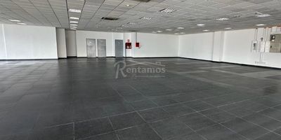 Local en venta en Medellín, La Candelaria. Con 740 m², cerca de la estación San Antonio, con buena altura, 2 ascensores, portería 24/7, tiene un pasillo de 40 M2 en área común, cocina, baños damas/caballeros, antigua embajada americana, ubicado en una zona comercial de alto flujo, ideal para atraer clientes y posicionar tu marca. Perfecto para oficinas o negocios de servicios, con fácil acceso a estacionamiento y transporte público. ¡Contáctenos hoy para programar una visita! Descubre más propiedades en: www.rentamospropiedadraiz.com- Código:  776021
