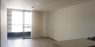 Apartaestudio en arriendo en unidad cerrada ubicada en sector residencial, con fácil acceso y salida a vías principales, rutas de transporte público, cerca a museos, clínicas, centros comerciales, restaurantes y gran variedad de servicios complementarios de la zona. Cuenta con piso en porcelanato y madera, sala comedor,  estar de tv, 1 alcoba con vestier y baño privado, baño social, cocina integral abierta tipo americano, cuarto útil, zona de ropas, balcón y parqueadero independiente cubierto . Conjunto cerrado con ascensor y zonas sociales que incluyen piscina, gimnasio, salón social,  turco, parques infantiles, cancha de squash, vigilancia y portería 24 horas y circuito cerrado de tv. Inmuebles sujetos a verificación de disponibilidad