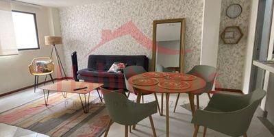 En venta, apartamento amoblado en el Barrio Bolivariana, Medellín, Antioquia, bien ubicado cerca a Laureles. Este inmueble, situado en el 5º piso por escalas, cuenta con 82 m² de área construida y privada. Dispone de 2 habitaciones, 3 baños y un parqueadero, ofreciendo comodidad. El edificio brinda vigilancia, añadiendo seguridad para sus residentes. Con un estrato 4 y un valor de $410,000,000, es una excelente opción de compra. Para conocer más detalles de este apartamento o coordinar una visita, puede contactarnos a través de las opciones de whatsapp, quiero que me contacten y ver teléfonos.