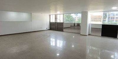 Capri, local de 200 m2, segundo piso, recepcion, doble entrada, areas libres, divisiones para oficina, cocineta,  3 baños, deposito, excelente ubicacion contactanos 3206654825 - 3105398722