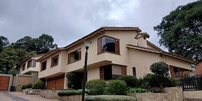 Excelente casa en Provenza, consta de 4 alcobas, la alcoba principal con chimenea, walking closet y baño privado con sauna, 1 alcoba secundaria con baño privado y dos alcobas con baño compartido más cuarto y baño de servicio, baño social, cocina abierta, sala de estar, estudio, sala y comedor independientes, 4 parqueaderos, zona verdes, CCTV y conserjería.