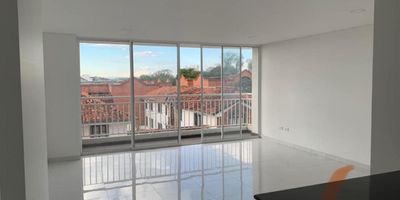 "APARTAMENTO EN VENTA / Venezia
* Área total: 106m2 ? esquinero

PRIMER PISO
* 3 habitaciones ? (2 con vestier y 1 con closet) 
* ⁠2 Baños ? 
* ⁠Cocina integral ? 
* Sala - comedor ?
* ⁠Parqueadero cubierto?️ 
* ⁠Sala de estudio ?  
* ⁠3 balcones ?"