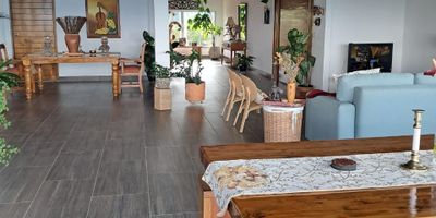 En el hermoso y fértil  Valle El Dorado, a 20´del lago Calima, con un excelente clima y sobre un terreno de 4.000M2 Casa de dos pisos con 5 habitaciones (2 en primer piso) y con vista de 360 grados. Tiene garaje cubierto para 5-6 carros. Agua de acueducto veredal y pozo séptico. Tiene Huerta, frutales...Puedes recorrerla revisando el video.