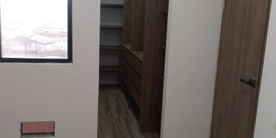 Cómodo apartamento ubicado en el centro occidente de Bogotá 
ideal para una persona o una pareja.
Conjunto residencial situado estratégicamente cercano al Aeropuerto ElDorado quince minutos, terminal de transportes cinco minutos, embajada estadounidense doce minutos, Corferias doce minutos.
también cercano a centros de recreación y deportes como El Parque Simón Bolívar, Sauzalito y Jardín Botánico.
Centros comerciales a corta distancia como Salitre Plaza, El Edén, Multiplaza, Plaza Central, Gran Estación y Hayuelos.
fácil acceso a avenidas principales como la Av carrera 68, Av Boyacá, Av calle 26 y calle 13.
El apartamento está compuesto de un amplio DORMITORIO con WALK IN CLOSET, COCINA, BAÑO, LUGAR PARA ADECUAR COWORKING, SALA COMEDOR Y CUARTO DE ROPA CON CALENTADOR DE AGUA. ENCORTINADO.