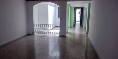 VENDO CASA BIFAMILIAR EN EL RESIDENCIAL BARRIO DE VIPASA, compuesta de 2 inmuebles muy amplios. Inmueble No 1:CASA DE UNA PLANTA  con antejardín, sala, comedor, patio interior, cocina americana muy bien equipada, estudio, 3 alcobas con sus respectivos closets, gran patio posterior, bodega o taller, baño de alcobas, alcoba ppal con baño y tina. Inmueble No 2: CASA DE 2 PLANTAS con sala, comedor, cocina, patio, baño social. En su segundo piso tiene tres alcobas un baño, balcón y ático.  Cerca a la avenida 3Norte, Calle 44 Norte, Mercamío, Estación del Mío de Vipasa, parques cercanos. Ambos inmuebles están rentando 3.0 millones de pesos fuera de servicios. Gran posibilidad de excelente inversión en una de las mejores zonas residenciales del Norte. Actualmente los dos inmuebles están rentados en  $ 3.000.000. Haga una gran inversión. Asegure su pensión. Le gestionamos crédito con Banco W.