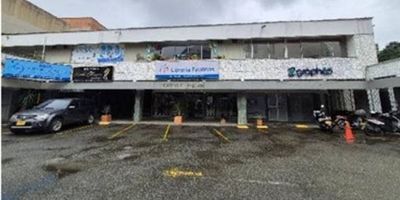 Excelente local ubicado en mall comercial ubicado sobre la avenida del Poblado, con buenos acabados, sobretodo en sector muy comercial y tradicional, en la Milla de Oro, con el área distribuida en dos niveles, con 101 m2 en primer piso y 81 m2 en un sótano el cual da contra la zona de parqueaderos privados del edificio, en donde tiene puerta garaje para entrada de maquinarias o afines. Por esa condición el inmueble se puede aprovechar casi al 100 en múltiples de los posibles usos. La cuota de administración de la copropiedad, por valor de $994.000. El local en todo su frente tiene posibilidad de parqueo para sus visitantes, con vigilancia 12 horas, tiene avalúo catastral por $663.429.000. 