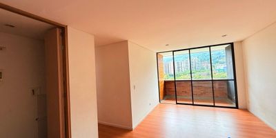 Se vende Apartamento de 92 m2 con 3 alcobas, opción a 4, 2 baños, amplia sala comedor y balcón con vista. Cocina abierta, zona de ropas independiente, estudio y alcoba principal con baño vestier. Incluye parqueadero doble lineal y cuarto útil. Disfruta de vigilancia 24h, juegos infantiles, piscinas, salón social con BBQ, gimnasio y senderos verdes.