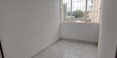 Arriendo cómodo apartamento en el sector de ciudad bolívar, cerca a centros deportivos, cuenta con GYM al aire libre super bien equipado, así como canchas y sitios de deporte, parque de recreación, cerca al parque de los gatos tambien a restaurantes y centro de comercio en general, cuenta con 86.7 m2, estrato 3, vista interna, 3 Habitaciones con 2 closet, 2 baños privado y baño familiar, Hall o estudio, Sala comedor, Cocina integral con gabinetes excelente iluminación, Patio de ropas lavadero y tendedero, Admón. 211.000
