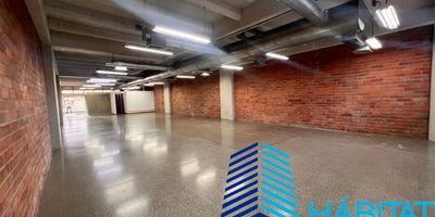 Arrienda local comercial para trafico liviano , 2 baños,1cocineta ,3 parqueaderos,Seguridad 24/7,Baños públicos en cada piso, piso baldosa grande de granito,Áre197 metros,parqueadero visitantes , cerca a autopista sur , estacionamiento del metro poblado , sector comercial e industrialCanon :14.500.000 más Iva