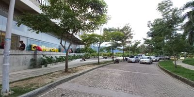 Codigo interno 13697 Ubicado en el Barrio La Samaria Apartamento en arriendo venta en el Conjunto Residencial Wakarí, se encuentra ubicado en uno de los sectores de mayor impacto de la Ciudad de Ibagué por el desarrollo de diferentes Proyectos Comerciales y Residenciales, su cercanía al Aeropuerto Perales y la apertura de reconocidas Entidades de Salud como Medicadiz, Supermercados, Colegios, Restaurantes, hacen del sector un lugar ideal para vivir. El inmueble se encuentra distribuido: Sala comedor, balcon, tres habitaciones con closet, la principal con baño, cocina integral, zona de ropas, baño, parqueadero cubierto para su comodidad. ¡No pierdas la oportunidad de vivir en este hermoso apartamento! El valor de la administracion $212.000