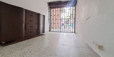 En Alberto Alvarez tenemos el local ideal que estas buscando ubicado en todo el corazon de la ciudad de Medellin en una de las vias mas emblematicas de la ciudad. rodeado de puntos estrategicos como el Parque Berrio, La Catedral Metropolitana, estaciones del Metro y del Tranvia.              
No te quedes con las ganas de conocerlo y contacta a uno de nuestros asesores que con el mayor de los gustos te atenderan.