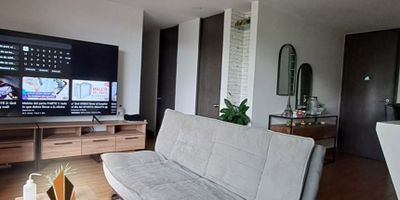 Apartamento en venta en La Estrella, Suramérica.

Disfruta de vivir rodeado de naturaleza y con excelente ubicación. Apartamento de 103 m² con vista a la reserva natural El Romeral. Cuenta con 3 alcobas (principal con Vestier y baño privado), 2 baños, sala comedor, cocina integral, zona de ropas, balcón, cuarto útil y parqueadero cubierto. Inmueble con acabados full y excelente iluminación.

Ubicado a solo 5 minutos del parque principal de La Estrella, con acceso fácil desde la autopista, calle 3ra y vías principales. Piso en porcelanato, puerta de seguridad y red de gas natural.

La unidad ofrece portería 24 h, piscina, gimnasio, sauna, turco, zonas verdes, salón social, parque infantil, zona BBQ, parqueaderos de visitantes y más.

Ideal para quienes buscan tranquilidad y conexión con la naturaleza sin salir del área metropolitana.

¡Agenda tu visita y contáctanos!