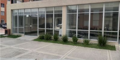 Código: 909FR3511

En venta hermoso apartamento en el conjunto residencial Bosques de Aliso, ubicado en Tocancipá. Esta propiedad es ideal para quienes buscan comodidad, tranquilidad y una excelente relación calidad-precio, en una de las zonas de mayor crecimiento y valorización de Cundinamarca.

El apartamento, construido en 2020, se encuentra en el primer piso y cuenta con un área privada de 53.5 m², un área construida de 58.5 m² y un área total de 75.4 m², distribuidos de manera eficiente para brindar máximo confort. Dispone de 2 habitaciones amplias y bien iluminadas, dos baños completos, y un espacio de parqueo privado para un vehículo, ideal para familias o personas que buscan espacios bien distribuidos y funcionales.

El conjunto se caracteriza por su diseño moderno, ambientes verdes y áreas comunes que brindan un estilo de vida tranquilo y seguro, con fácil acceso a vías principales y cercanía a comercios, colegios y centros de salud. El inmueble se encuentra en estrato 4, lo que garantiza servicios de alta calidad a un costo razonable.

El valor de la administración mensual es de $164.500, y el precio de venta es de $200.000.000, una excelente oportunidad para inversionistas o familias que desean establecerse en un entorno tranquilo, rodeado de naturaleza y con acceso a los principales corredores industriales y comerciales de la región.

No pierdas la oportunidad de conocer este encantador apartamento. Para más información o para agendar una visita, contáctanos.
