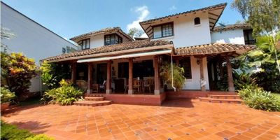 Se vende hermosa propiedad independiente en Ciudad Jardin, estilo colonial, amplios y bellos jardines, 6 parqueaderos, 2 cubiertos paralelos, se accede a través de un nivel intermedio entre dos pisos, en el  primer piso nos recibe una espectacular fuente de agua que da frescura y armonía a la casa, sala, comedor, estudio, baño social, amplia cocina, dos alacenas, cuarto de empleada con baño, dos depósitos, terraza con vista a una amplia zona verde con jardines, kiosko equipado para zona BBQ, jacuzzi,  baño para la zona húmeda, .  En el segundo piso encontramos cuatro habitaciones dos de ellas con baño privado, las otras dos comparten un baño auxiliar de alcobas,  los pisos son en tablon sellado, acabados en hierro forjado, marmol. Ven y conoce esta propiedad, te vas a enamorar de ella.
