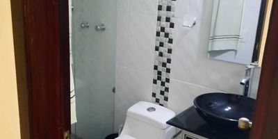 Excelente apartamento en edificio ubicado en el centro de la ciudad, octavo piso, con excelentes acabados, área, ubicación, iluminación y ventilación. Consta de dos alcobas con closet, dos baños, sala, comedor, cocina integral, estudio, zona de ropas.