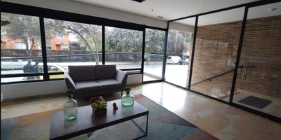 Excelente oportunidad de inversión en apartamento para estrenar. Amplio, cómodo y con gran iluminación natural, gracias a sus grandes ventanas. Cuenta con 1 habitación, 2 baños, vestier, sala comedor, cocina integral y área de ropas. Ubicado en un segundo piso interior, pero con excelente aprovechamiento de la luz y buena temperatura. El conjunto incluye gimnasio, sauna, salón de fiestas y BBQ. Zona tranquila, cerca de centros comerciales, universidades, áreas empresariales, supermercados y parques naturales.